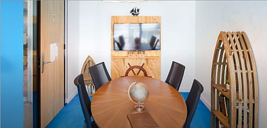 Salle de réunion équipée d'un écran